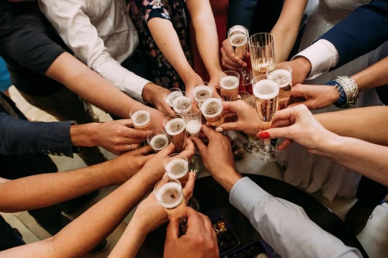 Nằm Mơ Thấy Ăn Tiệc Đánh Con Gì Dễ Trúng Nhất? Ngủ mơ thấy ăn tiệc linh đình