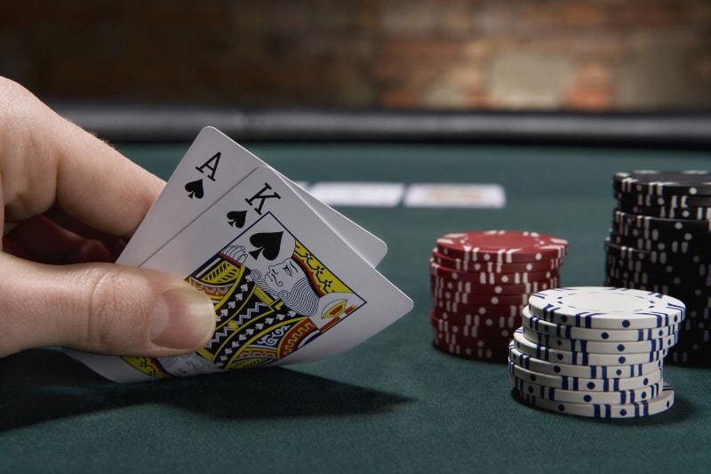 Straddle Poker Là Gì – Hành Động Mang Đến Rủi Ro Nhưng Lại Được Ưa Chuộng Tay cược thu được lợi gì từ Straddle Poker?